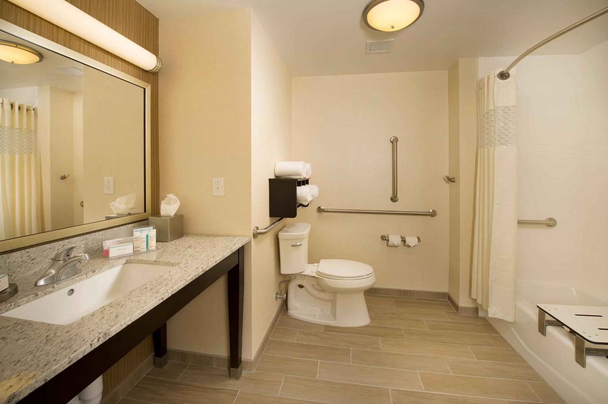 Hampton Inn & Suites Baltimore/Woodlawn Экстерьер фото